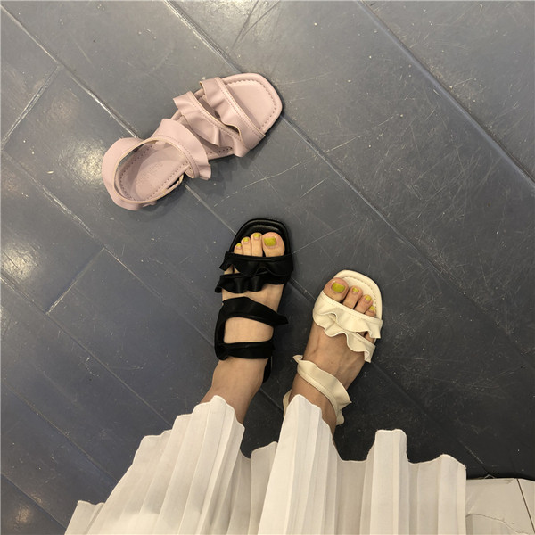 Ekobőrből készült fürtös női szandál lapos talpon