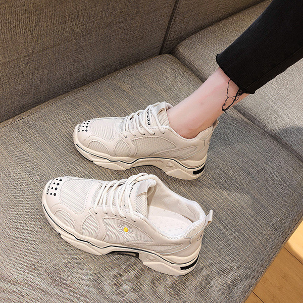 Sieviešu kedas ar izšuvumiem un mežģīnēm trīs krāsās