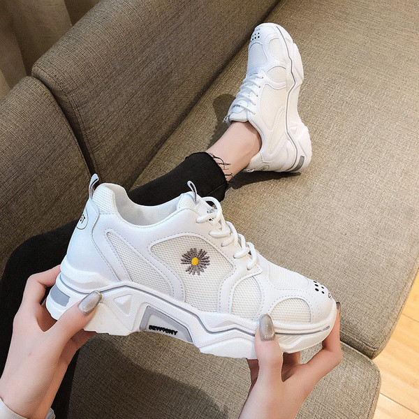 Sieviešu kedas ar izšuvumiem un mežģīnēm trīs krāsās