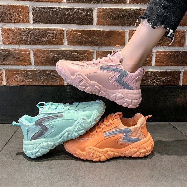 Ikdienas sieviešu kedas ar raupju zoli un mežģīnēm