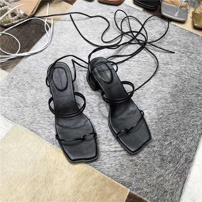 Sieviešu sandales ar mežģīnēm un zemu biezu papēdi