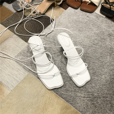 Sieviešu sandales ar mežģīnēm un zemu biezu papēdi