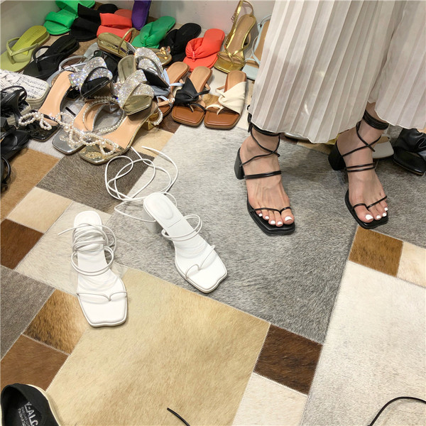 Sieviešu sandales ar mežģīnēm un zemu biezu papēdi