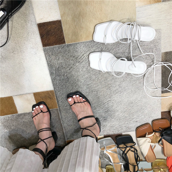 Sieviešu sandales ar mežģīnēm un zemu biezu papēdi