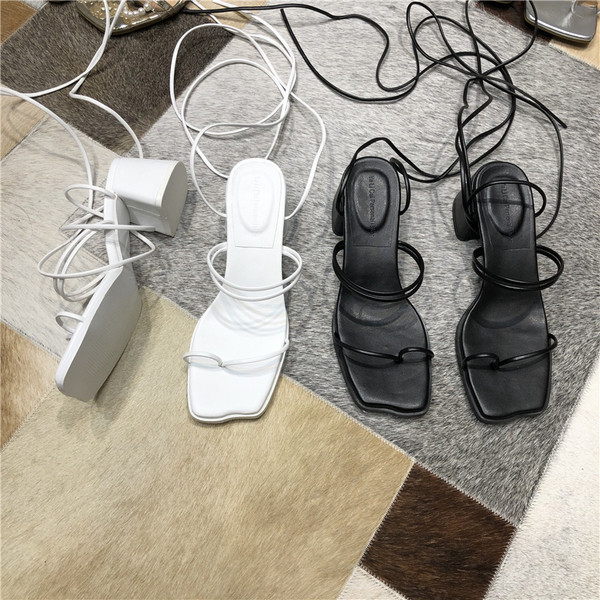 Sieviešu sandales ar mežģīnēm un zemu biezu papēdi