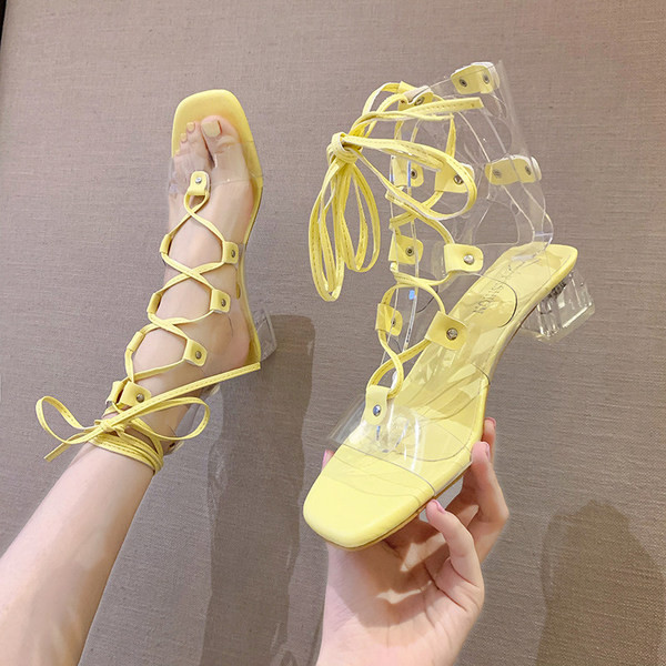 Sieviešu sandales ar krusteniskām saitēm un zemu papēdi