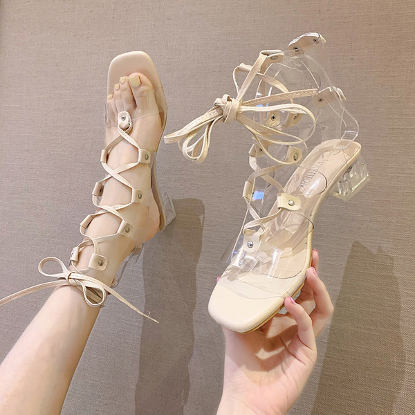 Sieviešu sandales ar krusteniskām saitēm un zemu papēdi