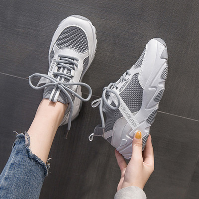 Ikdienas sieviešu kedas ar mežģīnēm un raupju augsto zoli