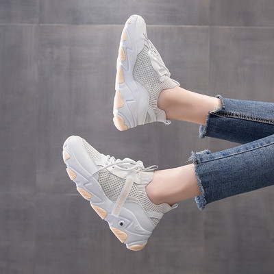 Ikdienas sieviešu kedas ar mežģīnēm un raupju augsto zoli