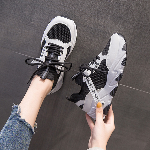 Ikdienas sieviešu kedas ar mežģīnēm un raupju augsto zoli