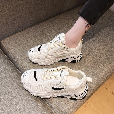 Sieviešu vasaras kedas baltā un melnā krāsā