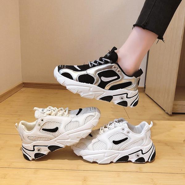 Sieviešu vasaras kedas baltā un melnā krāsā