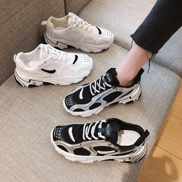 Sieviešu vasaras kedas baltā un melnā krāsā