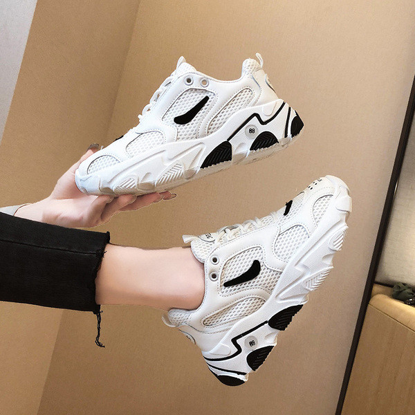 Sieviešu vasaras kedas baltā un melnā krāsā