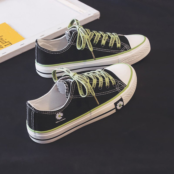 Ikdienas sieviešu kedas ar mežģīnēm un izšuvumiem