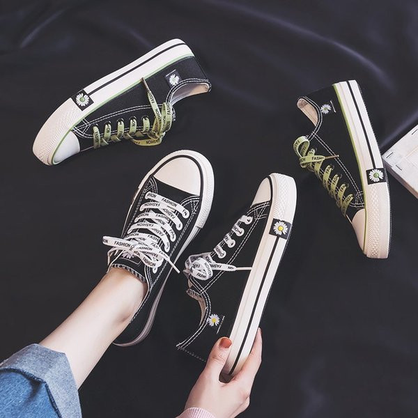 Ikdienas sieviešu kedas ar mežģīnēm un izšuvumiem