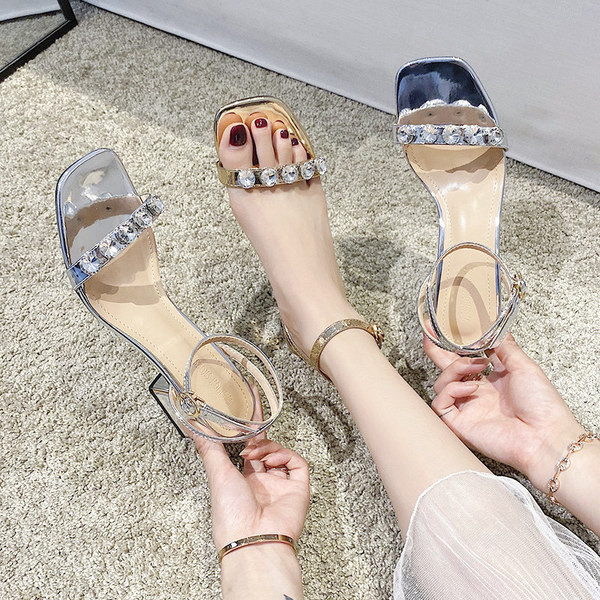 Stilīgas sieviešu sandales ar bieziem zemiem papēžiem un akmeņiem