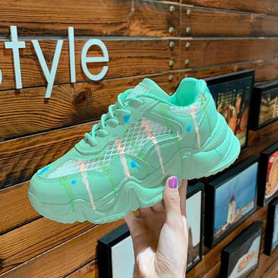 Modernas sieviešu kedas ar mežģīnēm un krāsainu rakstu