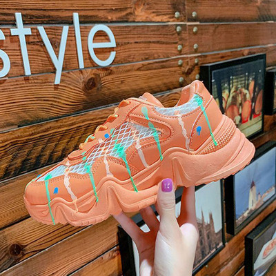 Modernas sieviešu kedas ar mežģīnēm un krāsainu rakstu