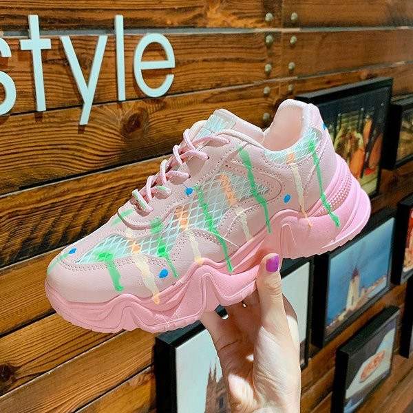 Modernas sieviešu kedas ar mežģīnēm un krāsainu rakstu