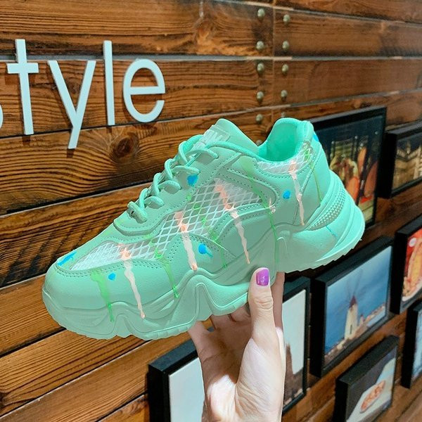 Modernas sieviešu kedas ar mežģīnēm un krāsainu rakstu