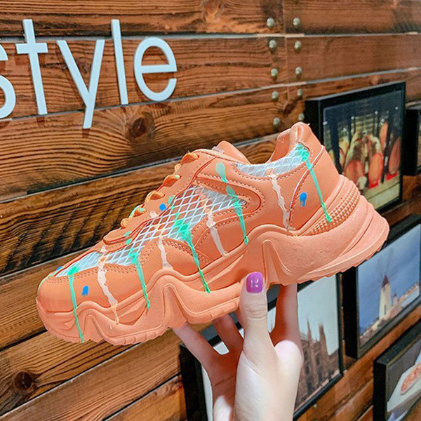 Modernas sieviešu kedas ar mežģīnēm un krāsainu rakstu