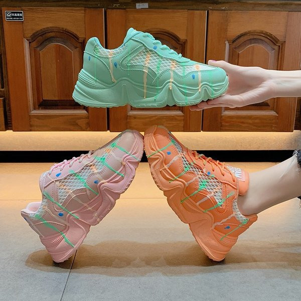 Modernas sieviešu kedas ar mežģīnēm un krāsainu rakstu