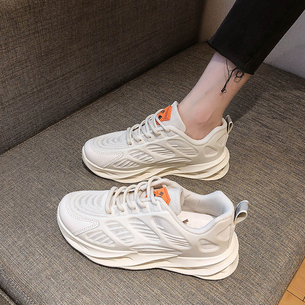 Sieviešu kedas ar šņorēm un rupju zoli no eko ādas