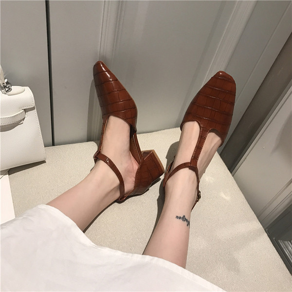 Sieviešu ādas sandaļu smails modelis