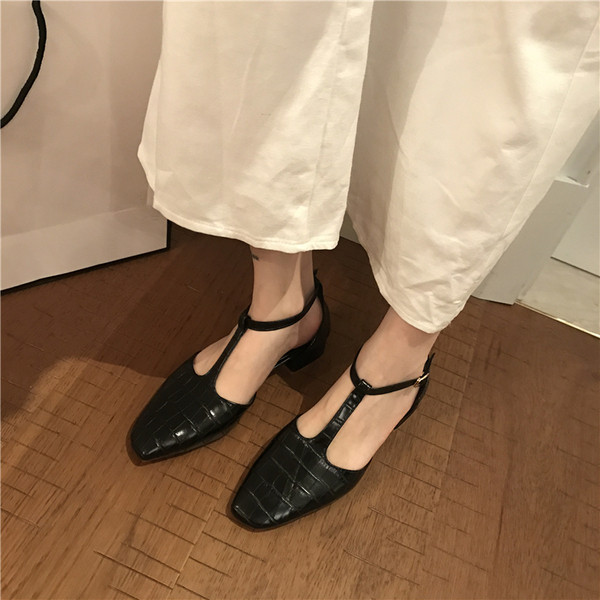 Sieviešu ādas sandaļu smails modelis