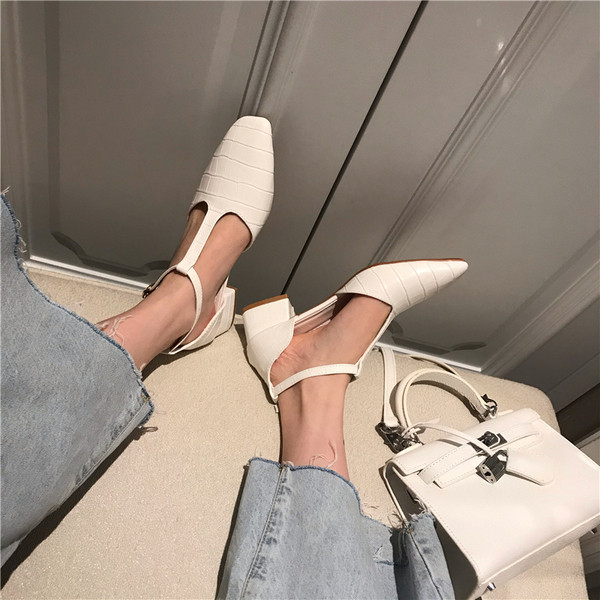 Sieviešu ādas sandaļu smails modelis