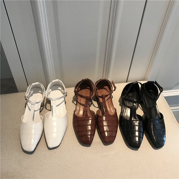 Sieviešu ādas sandaļu smails modelis