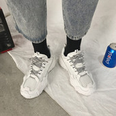 Modernas sieviešu kedas ar mežģīnēm un raupju zoli