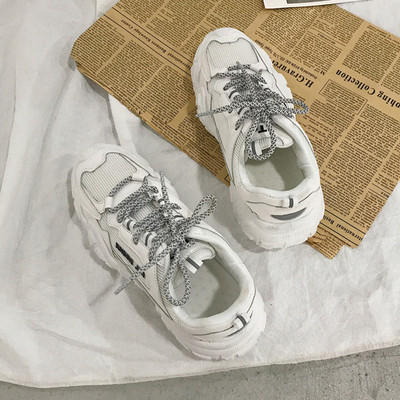 Modernas sieviešu kedas ar mežģīnēm un raupju zoli