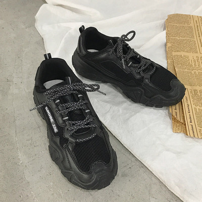 Modernas sieviešu kedas ar mežģīnēm un raupju zoli