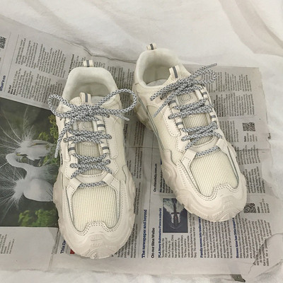 Modernas sieviešu kedas ar mežģīnēm un raupju zoli