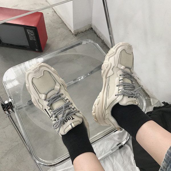 Modernas sieviešu kedas ar mežģīnēm un raupju zoli