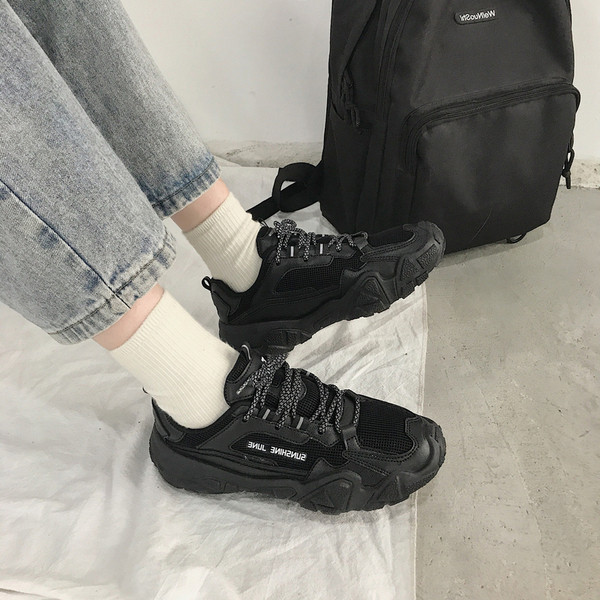 Modernas sieviešu kedas ar mežģīnēm un raupju zoli