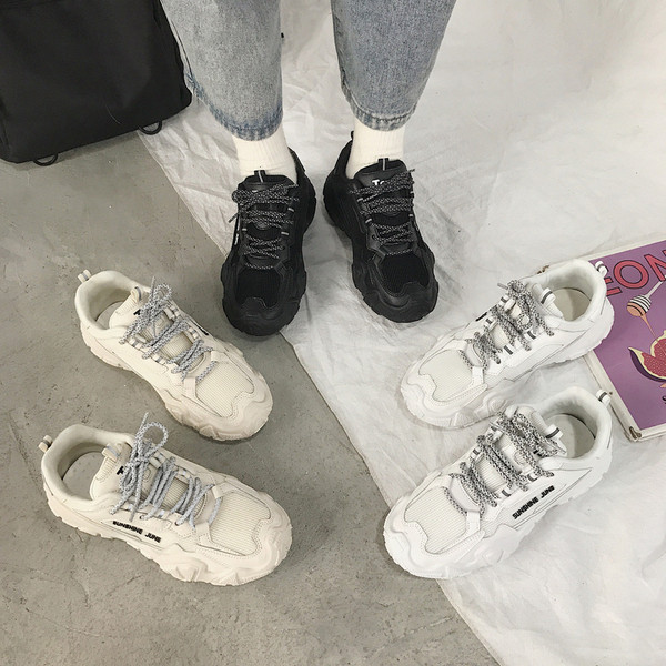 Modernas sieviešu kedas ar mežģīnēm un raupju zoli