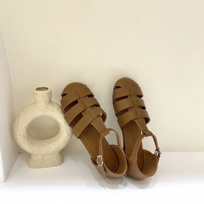 Ikdienas ādas sandales ar zemām zolēm