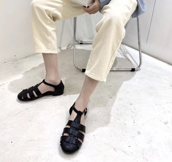 Ikdienas ādas sandales ar zemām zolēm