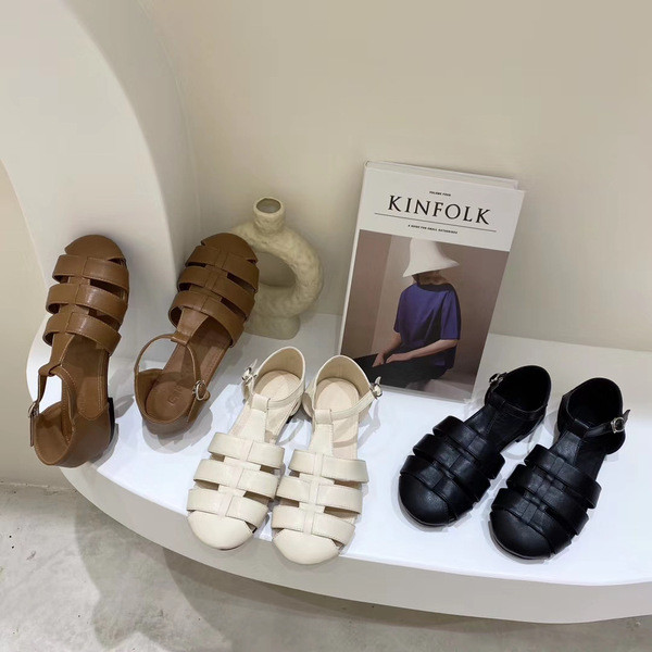 Ikdienas ādas sandales ar zemām zolēm