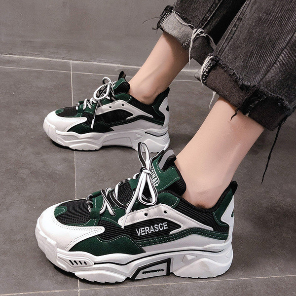 Moodsad naiste tossud must-valged