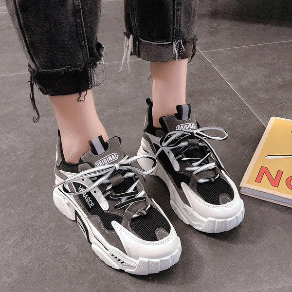 Moodsad naiste tossud must-valged