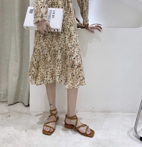 Modernas ādas sandales ar plakanu zoli