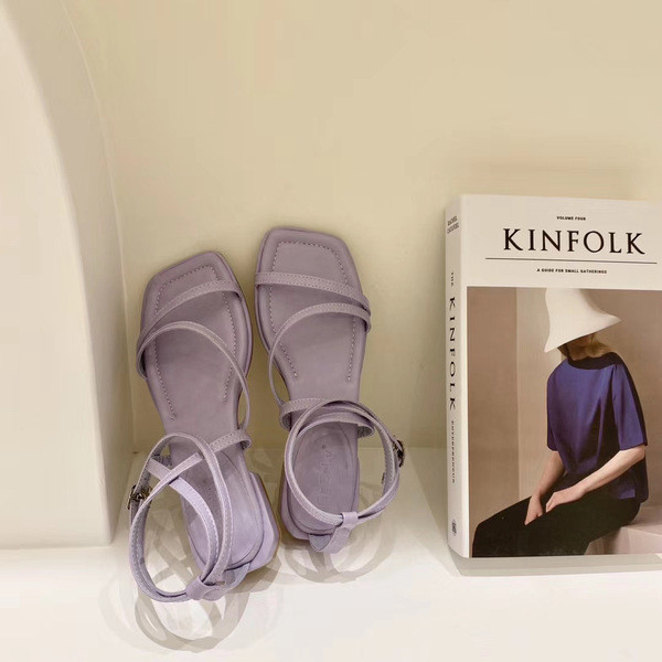 Modernas ādas sandales ar plakanu zoli