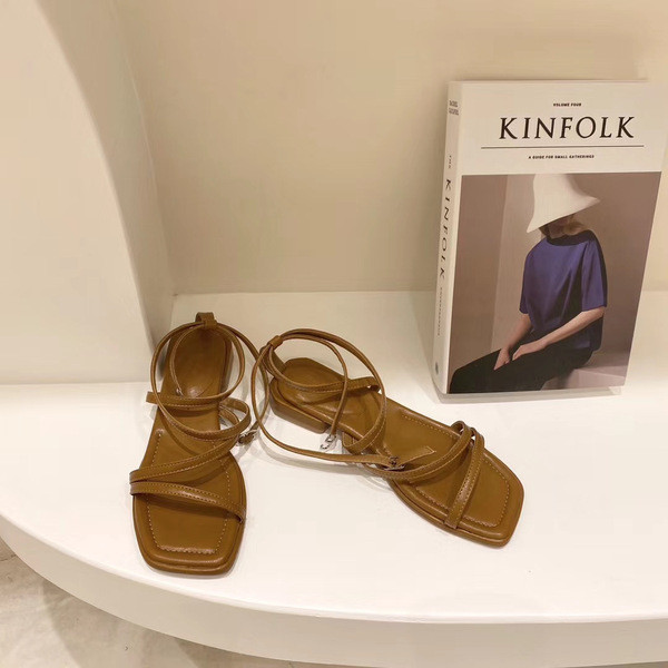 Modernas ādas sandales ar plakanu zoli