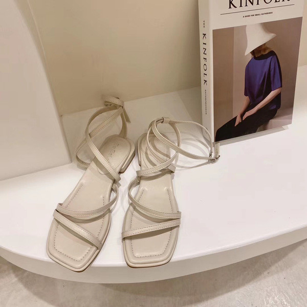 Modernas ādas sandales ar plakanu zoli