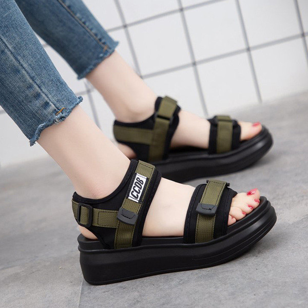 Modern női szandál foltokkal és magas talppal