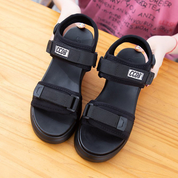 Modern női szandál foltokkal és magas talppal